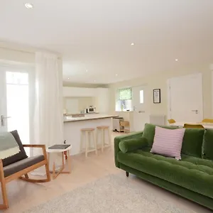  Holiday home The Mews - 2 Bedroom Luxury, Spacious House With Free Parking